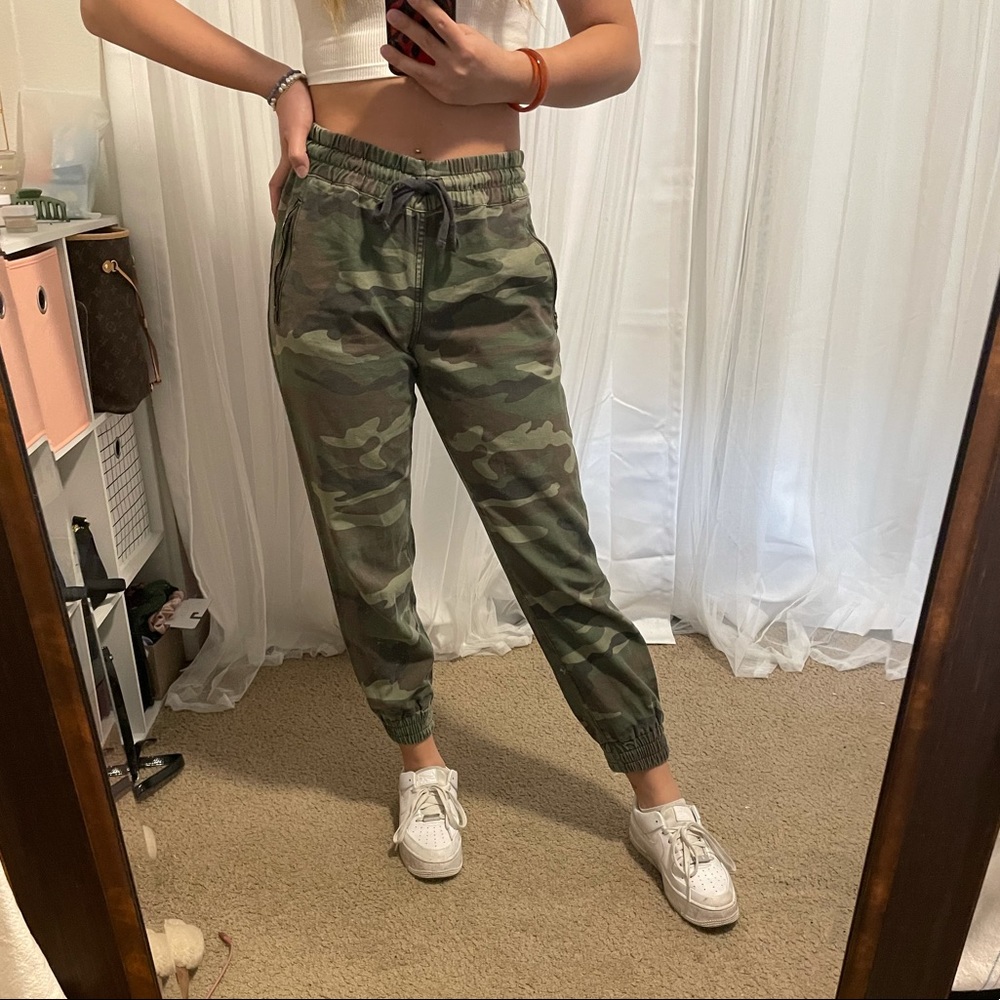 Aritzia camo joggers
